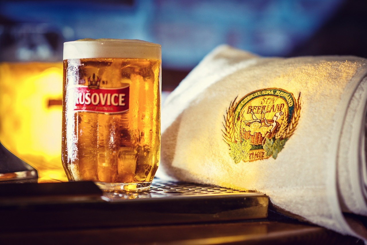 (1)-Beer_Mug_and_Towel_Pivni_Lazne_Spa_Beerland_Prague